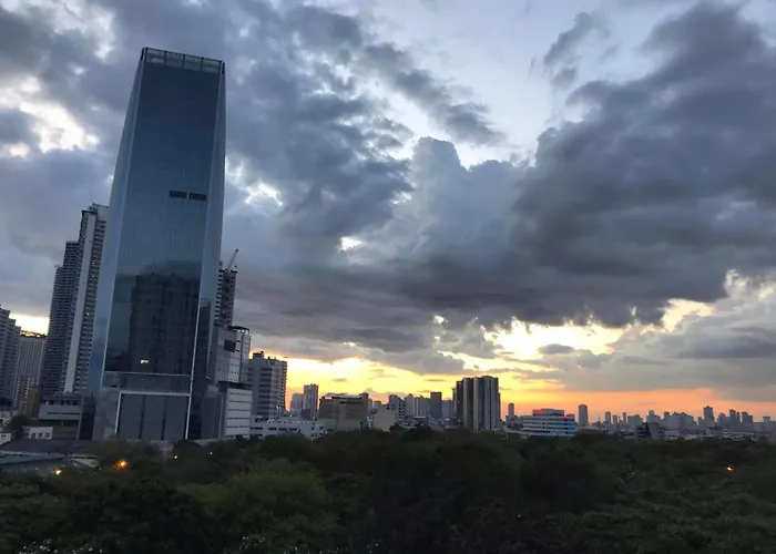 Cosy With Balcony 100mbps And Netflix 公寓 *