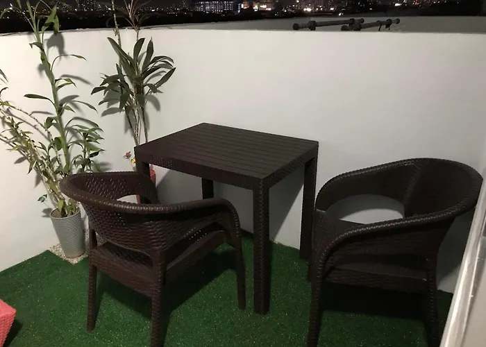 Cosy With Balcony 100mbps And Netflix Apartment
